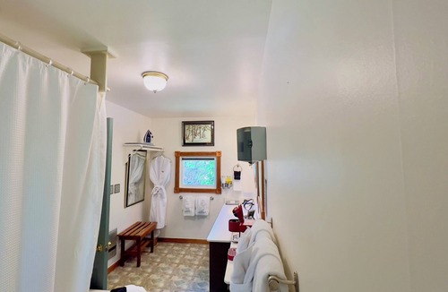 Eureka Springs Historic District Cottage | Rock Cottage Gardens B&B - Cottage #4 Sasquatch Lodge