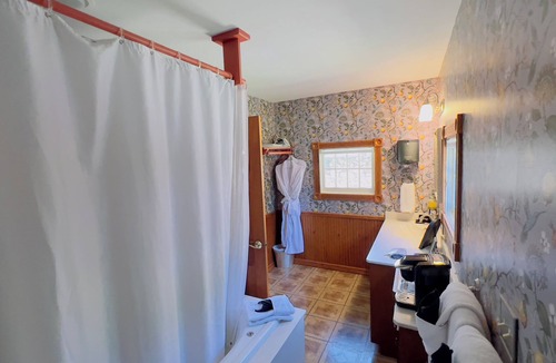 Eureka Springs Historic District Cottage | Rock Cottage Gardens B&B - Cottage #2 Hummingbird Cottage