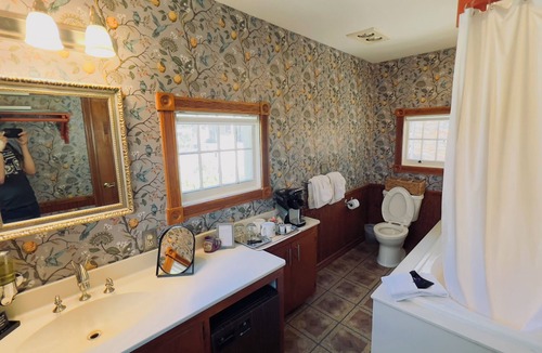 Eureka Springs Historic District Cottage | Rock Cottage Gardens B&B - Cottage #2 Hummingbird Cottage