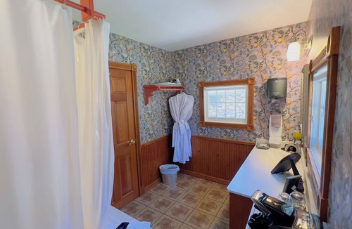 Eureka Springs Historic District Cottage | Rock Cottage Gardens B&B - Cottage #2 Hummingbird Cottage