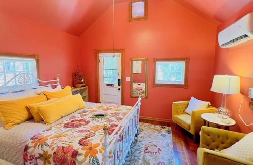 Eureka Springs Historic District Cottage | Rock Cottage Gardens B&B - Cottage #2 Hummingbird Cottage