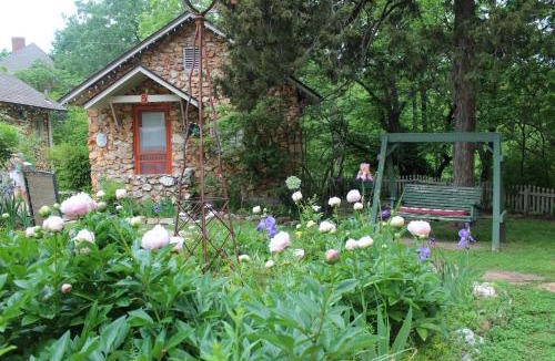Eureka Springs Historic District Bed & Breakfast | Rock Cottage Gardens B&B