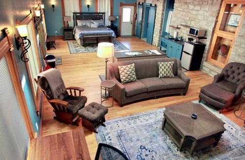 Eureka Springs Historic District House | Rock House Cave Side Suite VIP Parking Cave Access
