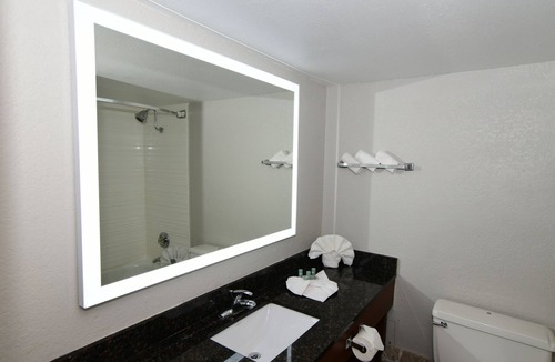 Marshalltown Hotel | Rock Island Inn & Suites Marshalltown