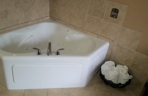 Atlantic Hotel | Rock Island Inn & Suites