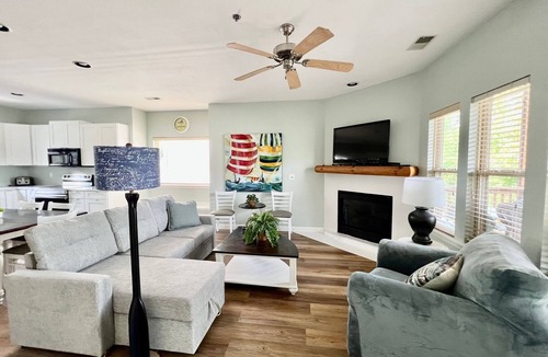 Indian Point Condo | Rock Lane 136 lakefront with resort amenities!