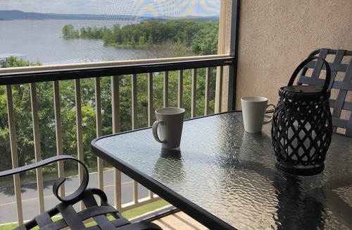 Indian Point Condo | ROCK LANE RESORT/WALK-IN/Sleeps 7/Lake View/Marina/2 mi from Silver Dollar City