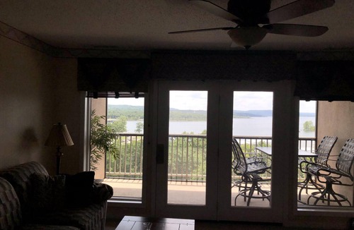 Indian Point Condo | ROCK LANE RESORT/WALK-IN/Sleeps 7/Lake View/Marina/2 mi from Silver Dollar City
