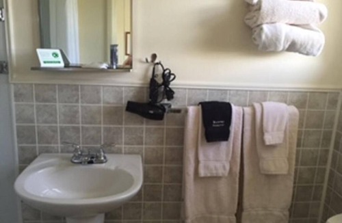 Alexandria Bay Hotel | Rock Ledge Motel
