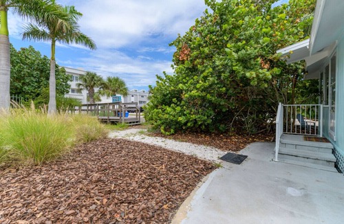 Treasure Island House | Rock Lobster 2 | Beachside Cottage in Treasure Island FL – Steps to Beach & John’s Pass