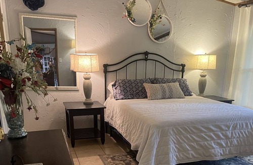 Lindale House | Rock'n D Ranch Country dream get away, setting on 12 acre's and lake.