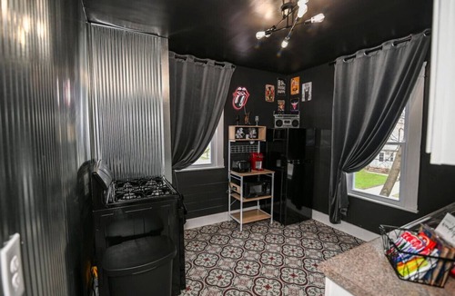 Cleveland Apartment | Rock 'n' Roll Duplex | Themed | Sleeps 10