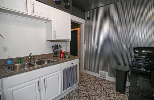 Cleveland Apartment | Rock 'n' Roll Duplex | Themed | Sleeps 10