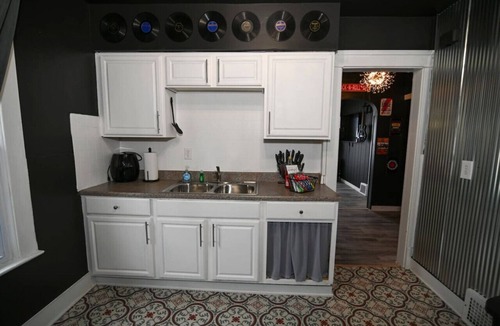 Cleveland Apartment | Rock 'n' Roll Duplex | Themed | Sleeps 10