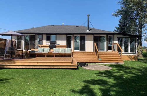 Dunnville Cottage | Rock Point Bay Retreat - Stunning Lake Erie Waterfront Cottage