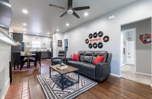 Chickasha House | Rock & Roll Chickasha | Fiber | TV | W/D | Parking