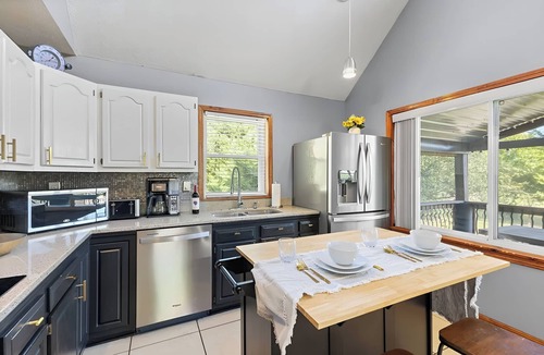 Utica House | Rock & Roll Riverhouse | Pool | Mins to Louisville