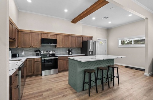 Tia Juana House | Rock Wall Retreat> Rig Parking & Central to Disney