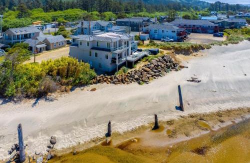Rockaway Beach House | Rockaway Beach Villa