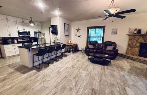 Palo Pinto County Cabin | Rocker B-Hell’s Gate-Cliffs + washer-dryer-Sportsman’s World-Bring Your Boat!