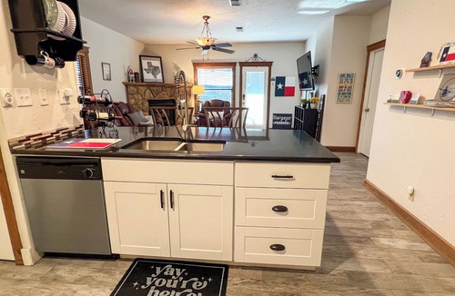 Palo Pinto County Cabin | Rocker B-Hell’s Gate-Cliffs + washer-dryer-Sportsman’s World-Bring Your Boat!