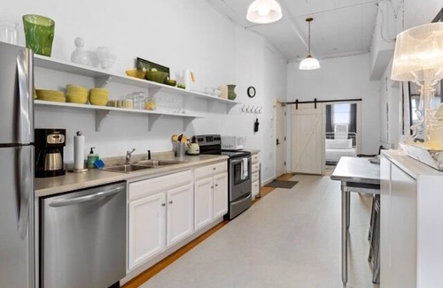 Rockland Apartment | Rockland Central, downtown walk to everything!