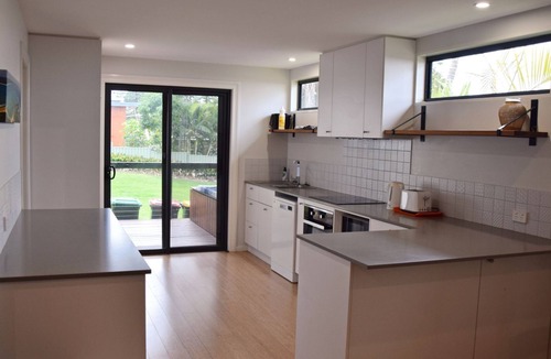 South West Rocks Cottage | Rockleigh - walk to the beach