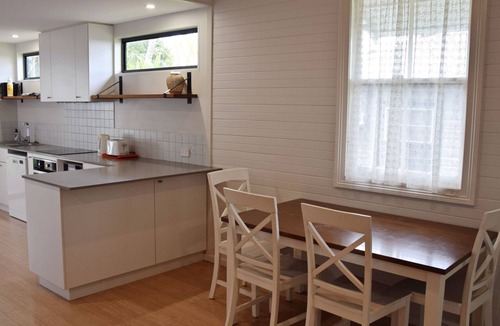 South West Rocks Cottage | Rockleigh - walk to the beach