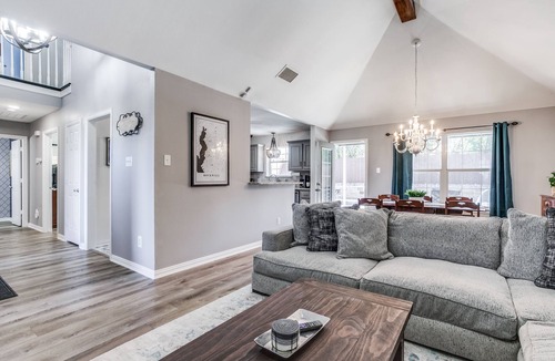 Rockwall House | Rockwall Lux Retreat💥Pool&Spa💥Covered Patio-5min walk downtown-Parks-Trails-Lake