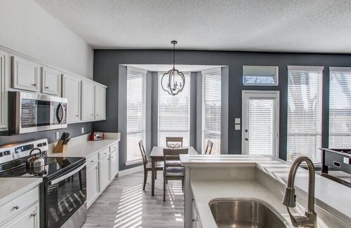 Elmo House | Rockwall Retreat: Walk to the Lake