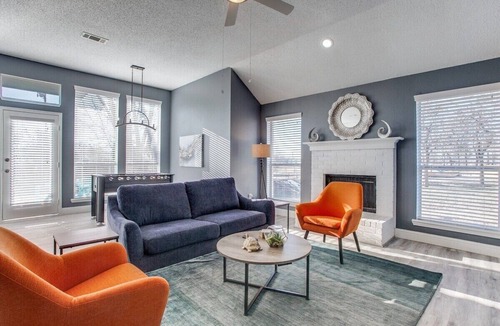 Elmo House | Rockwall Retreat: Walk to the Lake