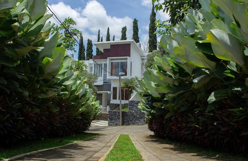 Ngaglik House | Rockwood Resort & Villa's