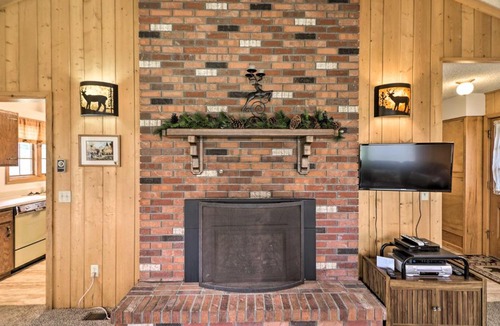 Carriage Hills House | 'Rocky Mountain Breezes' Cabin: Grill + Deck!