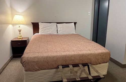 Renfrew Cabin | Rocky Mountain Lodge - 2 Queen Bed Size