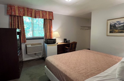 Renfrew Cabin | Rocky Mountain Lodge - 2 Queen Bed Size