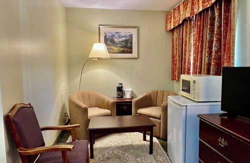 Renfrew Cabin | Rocky Mountain Lodge - Luxury Suite