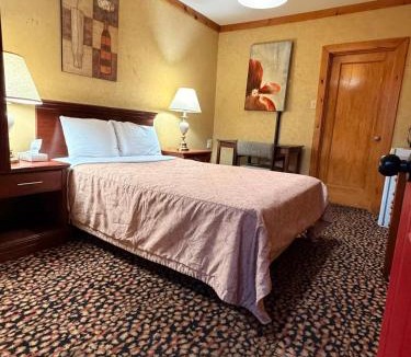 Renfrew Cabin | Rocky Mountain Lodge & Suites