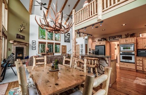 Jefferson House | Rocky Mountain log chalet close to national forest and gold metal fishing.