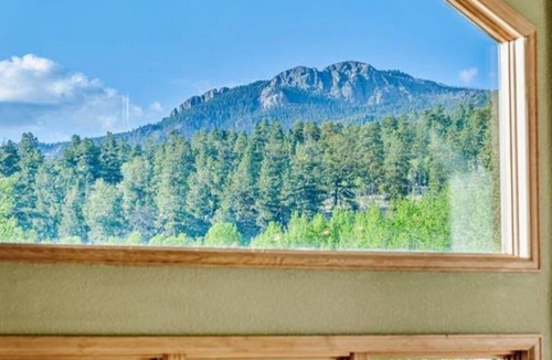 Jefferson House | Rocky Mountain log chalet close to national forest and gold metal fishing.