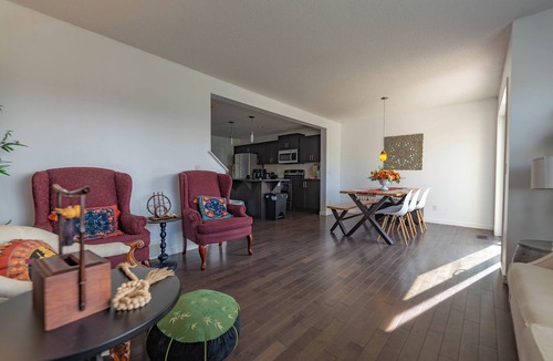 Cochrane House | Rocky Mountain View 4 You & Hot tub