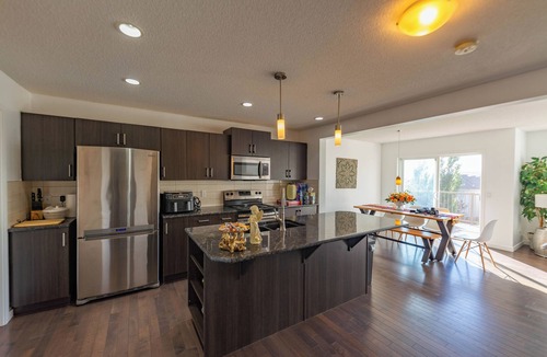 Cochrane House | Rocky Mountain View 4 You & Hot tub