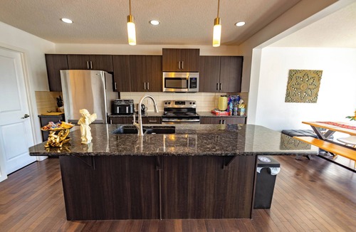 Cochrane House | Rocky Mountain View 4 You & Hot tub