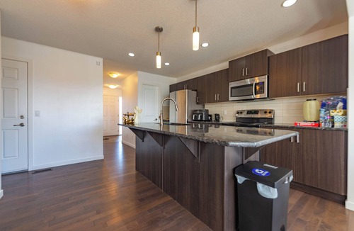 Cochrane House | Rocky Mountain View 4 You & Hot tub