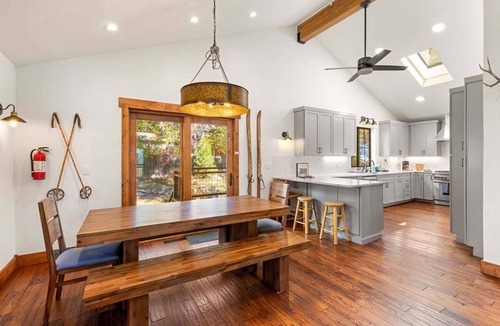 Brockway House | Rocky Retreat at Speedboat Beach - EV & Hot Tub