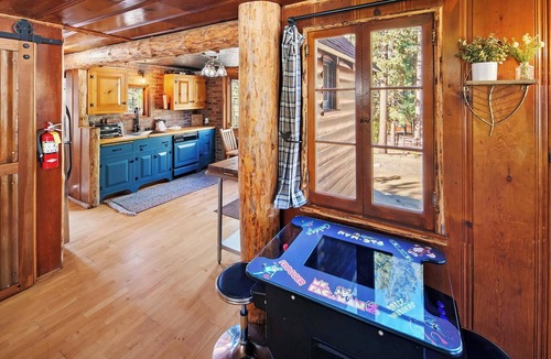 Boulder Bay Cabin | Rocky Ridge Cabin By Destination Big Bear:Incredible Natural Landscape Setting w/Genuine Log Cabin! Peaceful & Private Outdoor Fire Pit! Cozy Mountain Ambiance! Game Table! PET FRIENDLY!