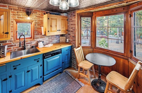 Boulder Bay Cabin | Rocky Ridge Cabin By Destination Big Bear:Incredible Natural Landscape Setting w/Genuine Log Cabin! Peaceful & Private Outdoor Fire Pit! Cozy Mountain Ambiance! Game Table! PET FRIENDLY!