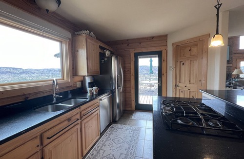 Marfa House | Rocky Top Cabin: Near Alpine and Marfa with views!