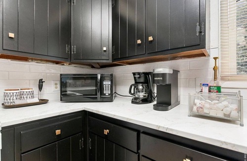 Estes Park Ski Chalet | Rocky’s Riverside Retreat - heated pool, river access