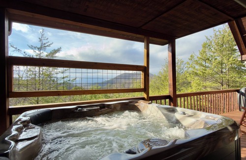 Sevierville Cabin | Rod Run Wknd Open/Mtn Sunset View/Hot Tub/Close 2 Dollywood/15 Minutes 2 GSMNP!