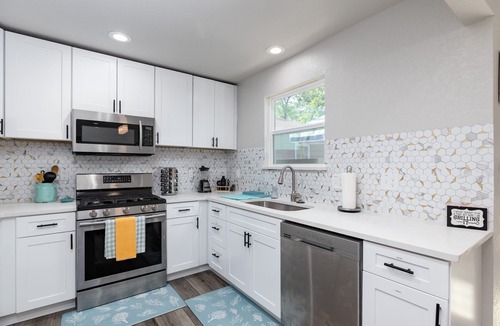 Northwest Los Angeles Heights House | Rodeo! A Great Home 8 MIN to Riverwalk, Downtown, Quarry. Pet Friendly Sleeps 8